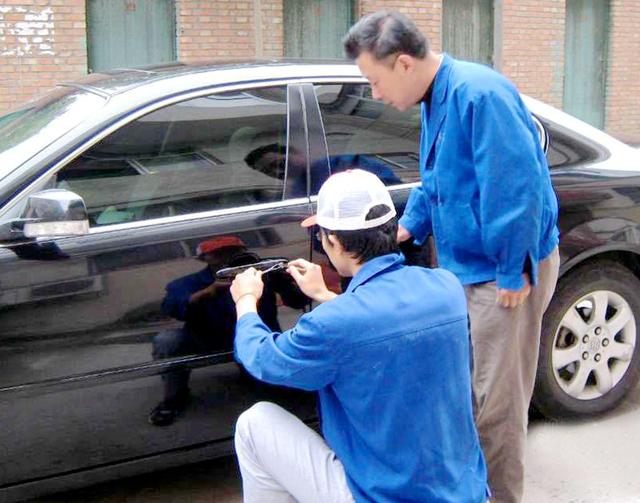 金明区汽车钥匙丢在车里面怎么办?